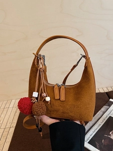 Sac sous le bras en daim marron avec pompon décoratif et bandoulière réglable chic
