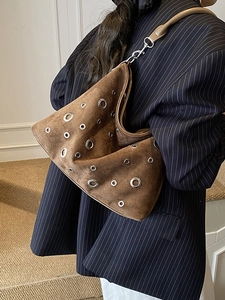 Sac à épaule en daim marron orné d'œillets métalliques argentés et de rivets stylés