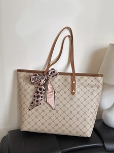 Sac fourre-tout vintage beige à motif géométrique et décoration d'écharpe en soie léopard