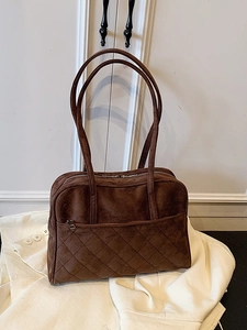 Sac bandoulière en daim marron avec surpiqûres en losange et longues anses chic