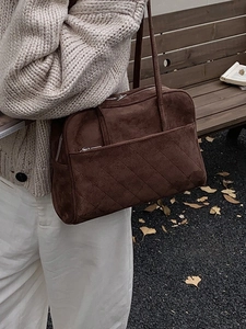 Sac fourre-tout marron en daim avec motif matelassé en losanges au style rétro automne