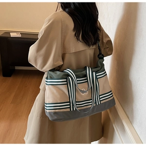Grand sac fourre-tout en toile à blocs de couleurs avec bandoulière porté par un mannequin