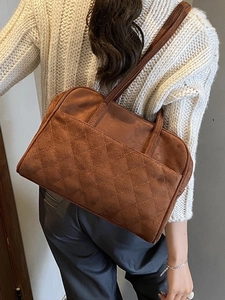 Sac cabas en daim marron avec surpiqûres en losanges et longues bandoulières pour femmes