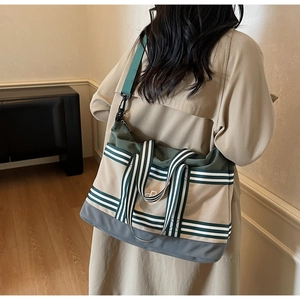 Sac de voyage en toile tricolore avec poignées rayées et bandoulière réglable