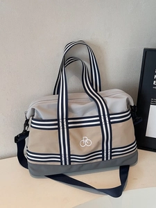Sac de voyage tricolore avec poignées rayées et bandoulière réglable pratique