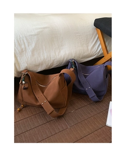 Detail von Wildleder-Zylindertaschen mit Silbernieten und Boho-Quasten-Ornamenten