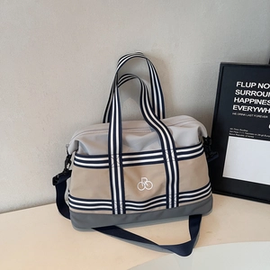 Détail d'un sac cabas imperméable élégant avec des poignées en ruban rayé gris