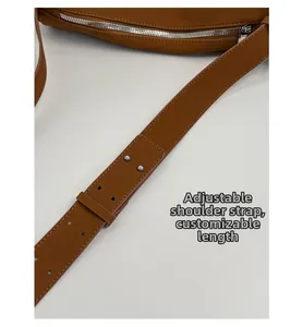 Details des verstellbaren Schultergurts mit Silberschnalle an brauner Hobo-Tasche