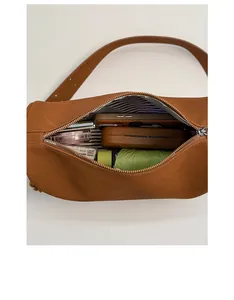 Draufsicht auf braune Leder-Schultertasche mit großem Innenraum und Streifenfutter