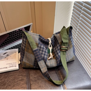 Détail d'un sac cabas en patchwork à carreaux avec boucle en corne et large bandoulière