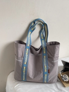 Graue Canvas-Einkaufstasche mit bunten Buchstabengurten und großer Kapazität für Alltag