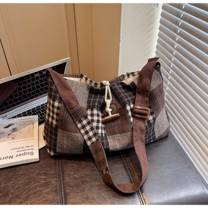 Détail du grand sac cabas en toile à carreaux vintage avec fermeture à bouton bascule