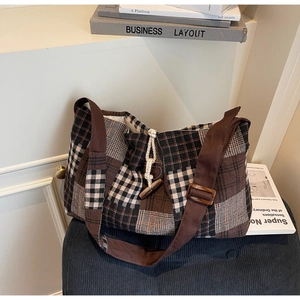 Détail du sac cabas à carreaux avec fermeture à bascule vintage et texture toile
