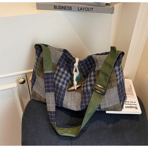 Détail du tissu patchwork écossais rétro avec boucle en bois et bandoulière verte