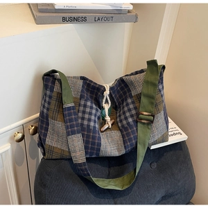Détail du sac cabas vintage en patchwork écossais avec bouton en corne et bandoulière large