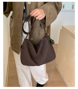 Detail einer großen Vintage Wildleder Hobo Bag in Dunkelbraun mit Seitentasche