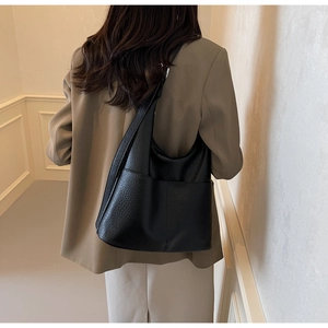 Detailaufnahme der schwarzen Hobo-Tasche mit großem Fassungsvermögen und Lychee-Narbung