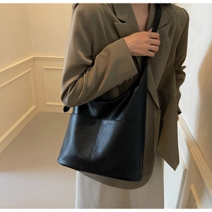Detailaufnahme der schwarzen Shopper-Tasche aus Leder mit Ziernaht und großer Fronttasche