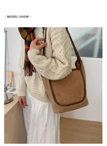 Dettaglio del patchwork in camoscio marrone e lana di agnello beige sulla borsa a tracolla