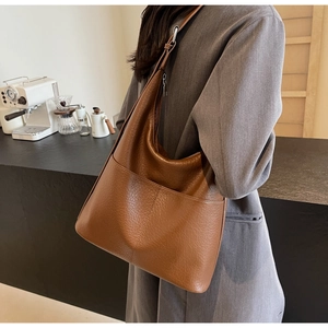 Detail einer braunen Leder-Tote-Bag mit funktionaler Fronttasche und litchi-Lederstruktur