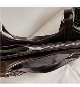 Detailansicht des glatten silbernen Reißverschlusses an der großen Vintage-Schultertasche