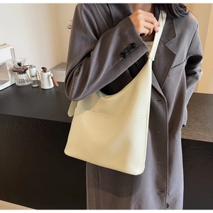 Detailansicht der cremefarbenen Leder-Schultertasche mit praktischer Vordertasche