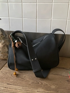 Retro schwarze matte Wildlederimitat-Halbmondtasche mit breitem Gurt und Fruchthänger