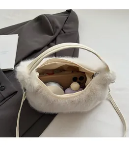 Innendetails der Plüschhandtasche mit geräumigem Stauraum für Handy und Parfum