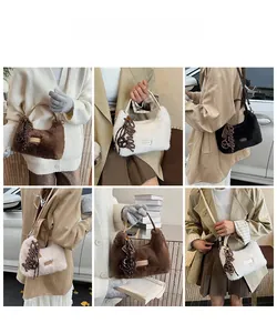 Detailansicht der flauschigen Kunstpelz-Handtaschen in verschiedenen Farben mit Trageriemen