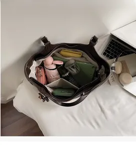 Geräumiges Innenfach der dunkelbraunen Leder-Tote-Bag mit großem Fassungsvermögen und Tasche