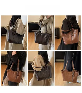 Detailaufnahmen großer Retro-Shopper in Kaffee und Karamell mit schicken Quastenanhängern