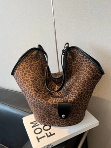 Retro large capacity leopard print suede tote bag with black leather trim details