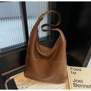 Details der verstellbaren Schnalle und des braunen Kunstleders der großen Shopper