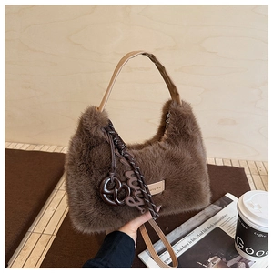 Detailansicht der braunen Plüsch-Hobo-Tasche mit Ledergriff und Metallanhänger