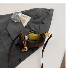 Vue détaillée de l'intérieur du sac croissant en cuir brun avec breloque