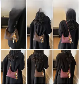 Vues détaillées du sac hobo en toile et cuir avec pompons en perles de bois sur mannequin
