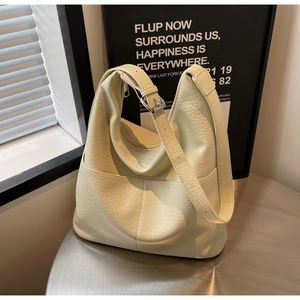 Detail der cremefarbenen Hobo-Tasche mit Kieselleder-Textur und Fronttasche