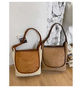 Dettaglio del patchwork in lana di agnello e pelle scamosciata sulla borsa a secchiello