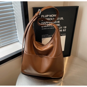 Detail der braunen Hobo-Tasche aus Leder mit Litschi-Muster, Fronttasche und Metallschnalle