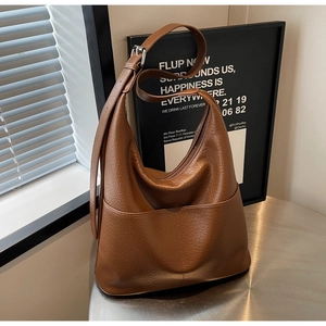 Detailansicht der braunen Hobo-Bag aus Leder mit Reißverschluss und verstellbarem Gurt