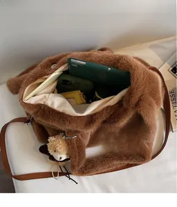 Ruime binnenkant van bruine pluchen tas met tablet en schattige teddybeer-hanger