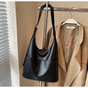 Nahaufnahme einer schwarzen Hobo-Tasche aus genarbtem Leder mit praktischer Außentasche