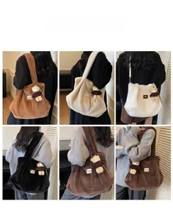 Detailweergave van pluche crossbodytas in verschillende kleuren met schattige beerhanger
