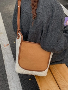Borsa a secchiello in pelle scamosciata marrone e sherpa bianco per outfit autunnali