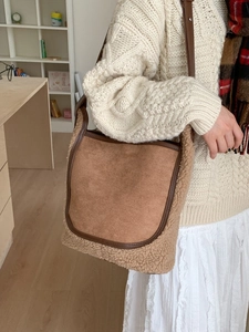 Secchiello in camoscio marrone con inserti in shearling e tracolla per l'autunno