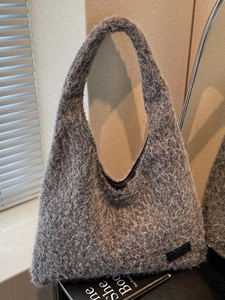 Women Winter Plush Tote Bag Large Capacity Soft Faux Fur Shoulder Bag Minimalist Commuter Hobo Handbag Fashion Winter Fuzzy Bag