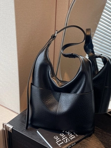 Minimalistische schwarze Hobo-Tasche aus strukturiertem Leder mit großer Fronttasche