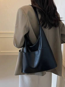 Große schwarze Tote Bag aus genarbtem Leder mit Fronttasche, getragen am Modell