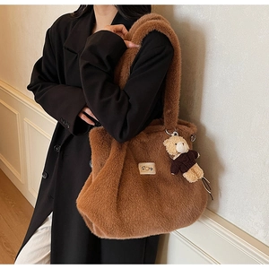 Bruine pluche shopper met beer-hanger in een herfstige streetwear-stijl voor vrouwen