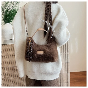 Detailansicht braune Plüschtasche mit 'Love every day' Lederpatch und Anhänger für Damen